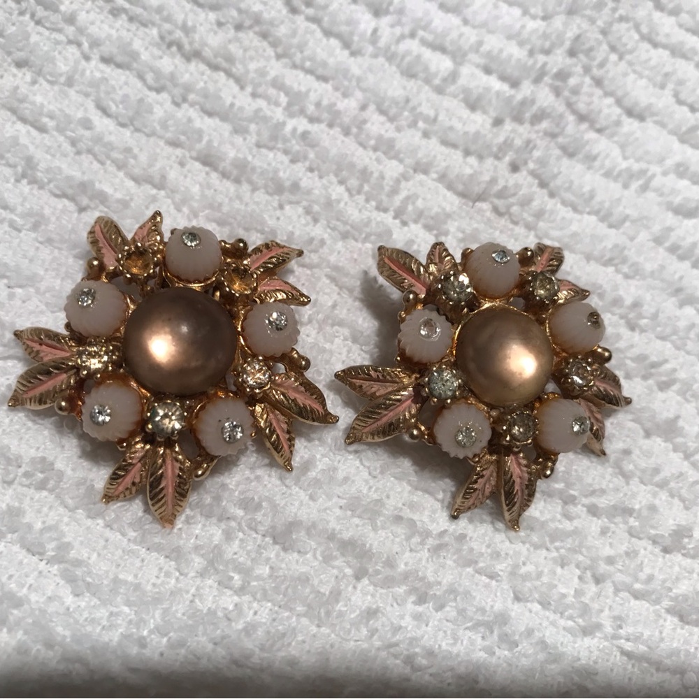 Elegant Gold leaf with pink inlay and diamond like stones. Florenza.